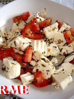 Una foto de Dados de queso fresco y tomate al orégano