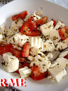 Una foto de Dados de queso fresco y tomate al orégano