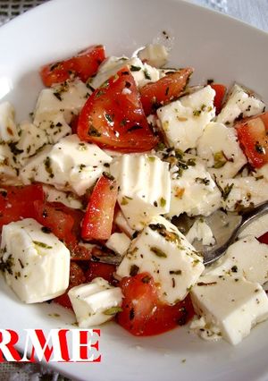 Una foto de Dados de queso fresco y tomate al orégano