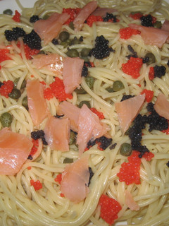 Una foto de Espaguetis con salmón y caviar