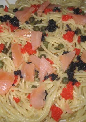 Una foto de Espaguetis con salmón y caviar