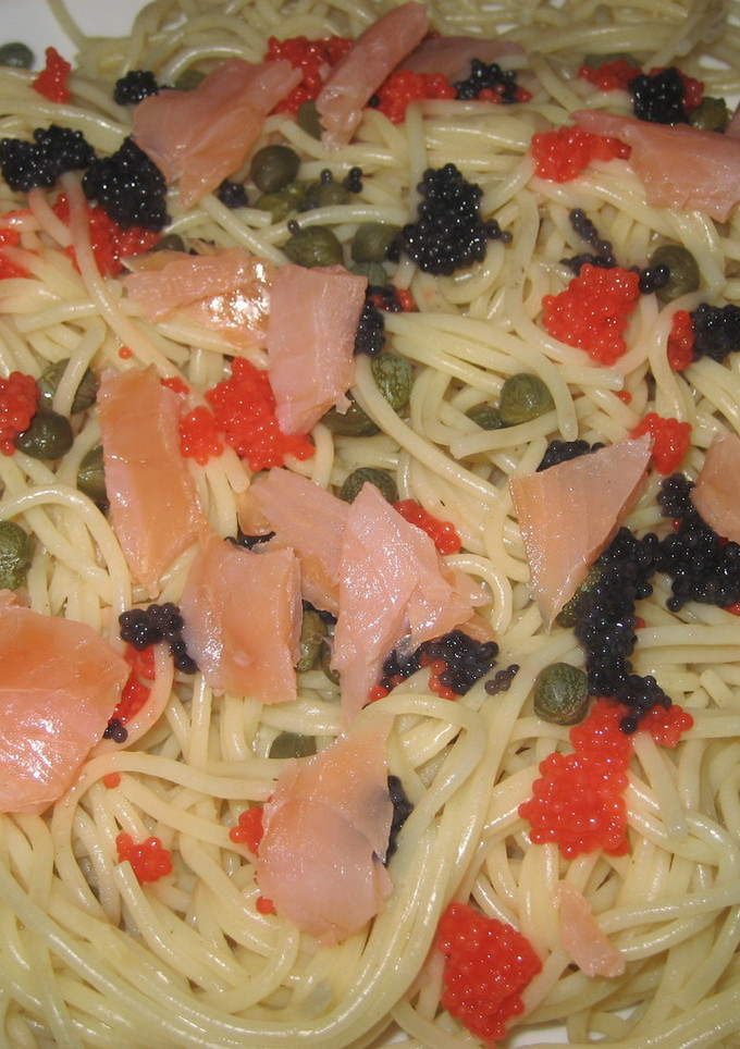 Una foto de Espaguetis con salmón y caviar