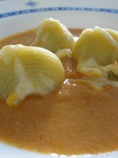Una foto de Galets rellenos de bacalao con crema de marisco