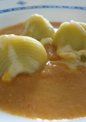 Una foto de Galets rellenos de bacalao con crema de marisco