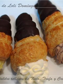 Una foto de Conos de hojaldre rellenos de nata, trufa y crema pastelera