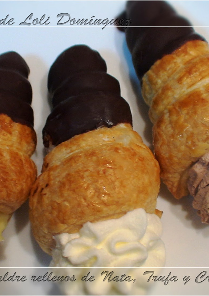 Una foto de Conos de hojaldre rellenos de nata, trufa y crema pastelera