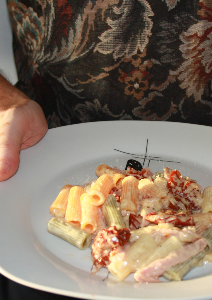 Una foto de Penne con jamón, tomates secados y crema