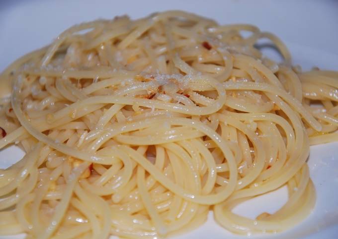 Foto principal de Spaguetti aglio ( olio e peperoncino)