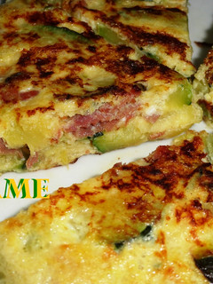 Una foto de Tortilla de calabacín con cebolla y jamón serrano