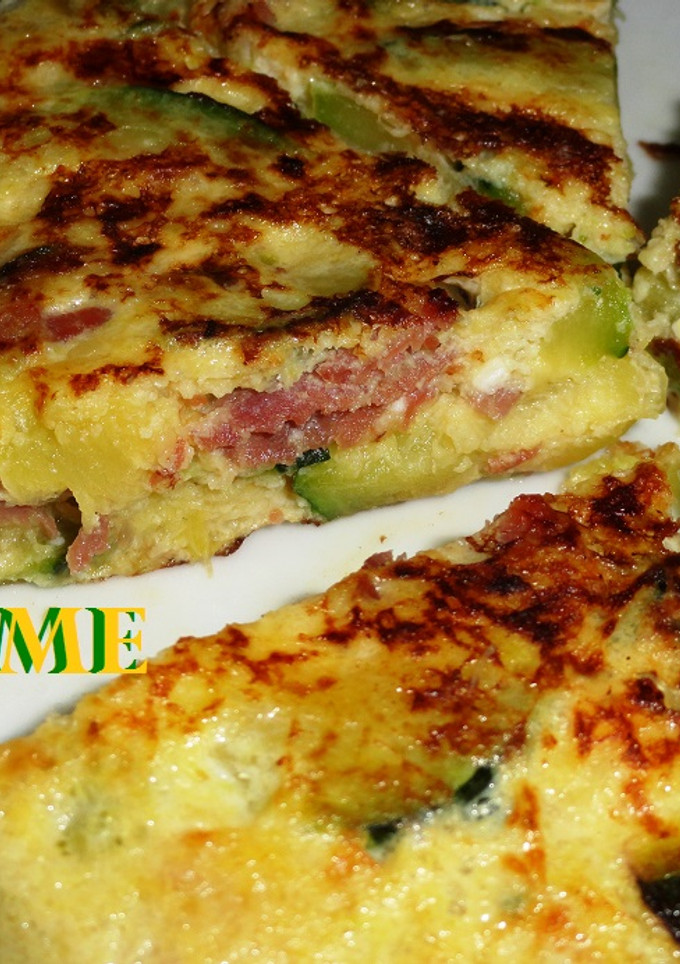 Una foto de Tortilla de calabacín con cebolla y jamón serrano