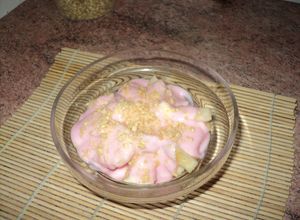 Una foto de Macedonia de frutas súperfácil con yogur y maní