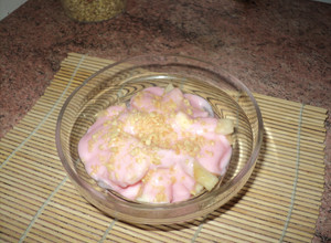 Una foto de Macedonia de frutas súperfácil con yogur y maní