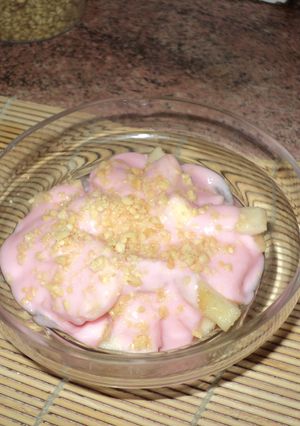Una foto de Macedonia de frutas súperfácil con yogur y maní
