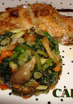 Una foto de Conejo asado con timbal de verduras