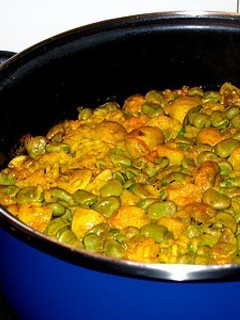 Una foto de Habas con arroz, champiñones, merluza y gambas