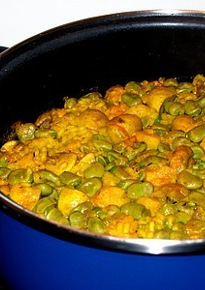 Una foto de Habas con arroz, champiñones, merluza y gambas