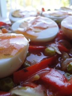 Una foto de Huevos duros con guisantes y pimientos