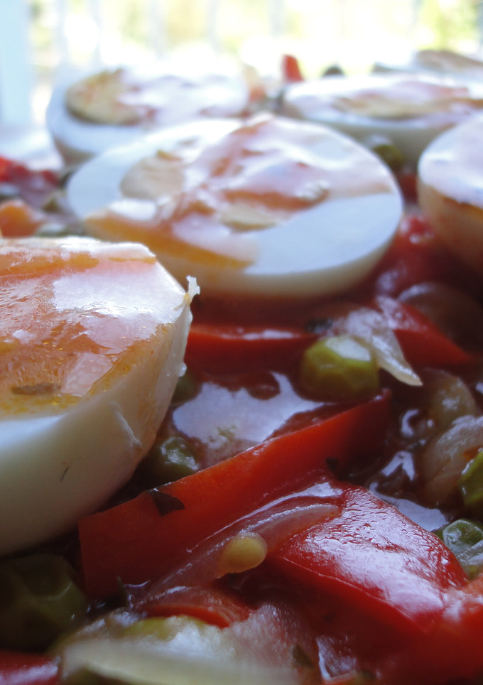 Una foto de Huevos duros con guisantes y pimientos