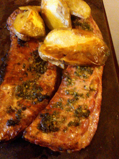 Una foto de Asado a la parrilla de manta de chancho provenzal