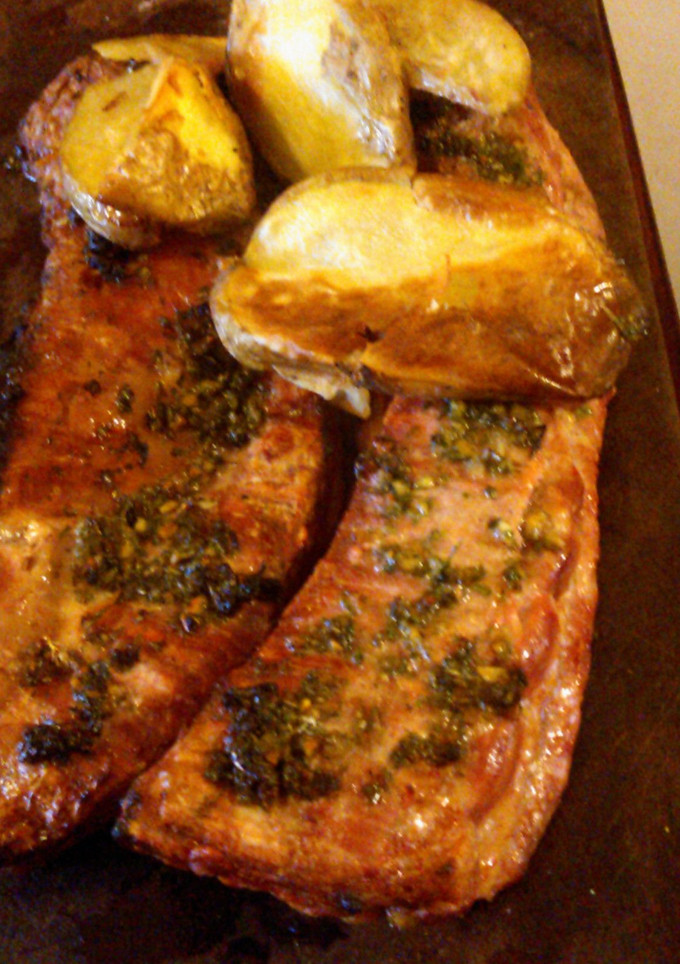 Una foto de Asado a la parrilla de manta de chancho provenzal