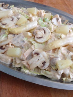 Una foto de Ensalada de pollo con champiñones y espárragos