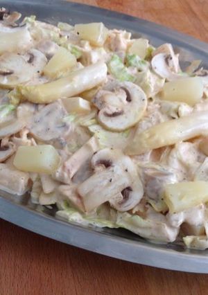 Una foto de Ensalada de pollo con champiñones y espárragos