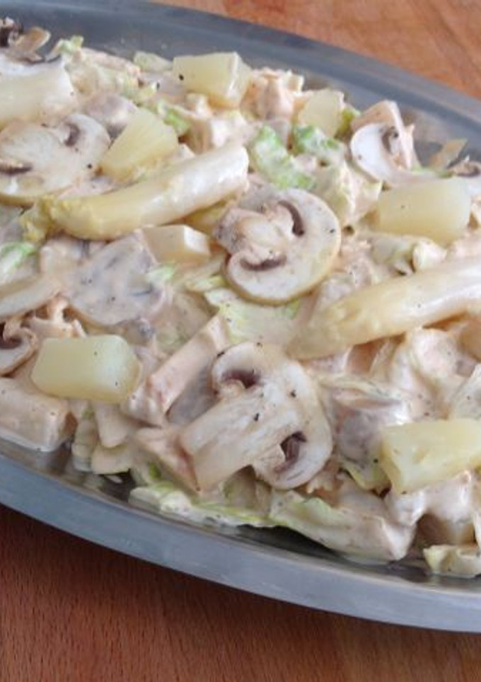Una foto de Ensalada de pollo con champiñones y espárragos