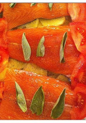 Una foto de Salmón, papas y tomates