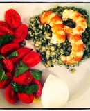 Cebada con pesto, camarones y caprese con bufala