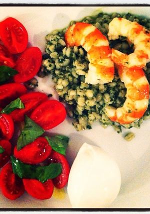 Una foto de Cebada con pesto, camarones y caprese con bufala