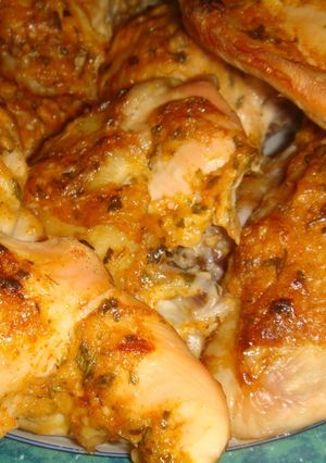 Una foto de Pollo dorado con hierbas
