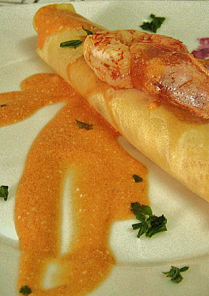 Una foto de Crepes rellenos de gambas