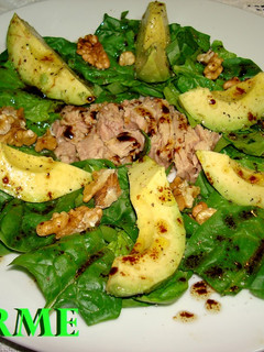 Una foto de Ensalada de espinacas y aguacate con atún en conserva