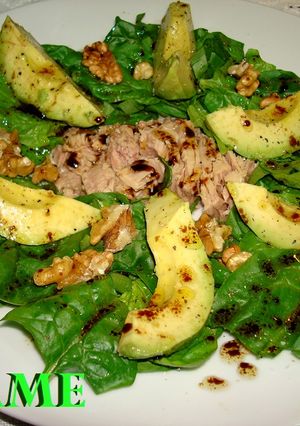 Una foto de Ensalada de espinacas y aguacate con atún en conserva