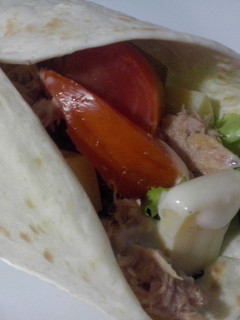 Una foto de Rollo de tortilla de trigo con ensalada, atún y queso