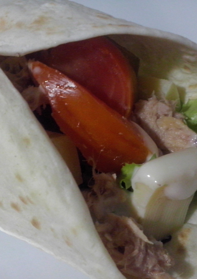 Una foto de Rollo de tortilla de trigo con ensalada, atún y queso