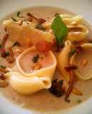 Galets o lumaconi con salsa de setas variadas y frutos secos