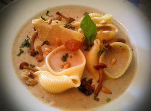 Una foto de Galets o lumaconi con salsa de setas variadas y frutos secos