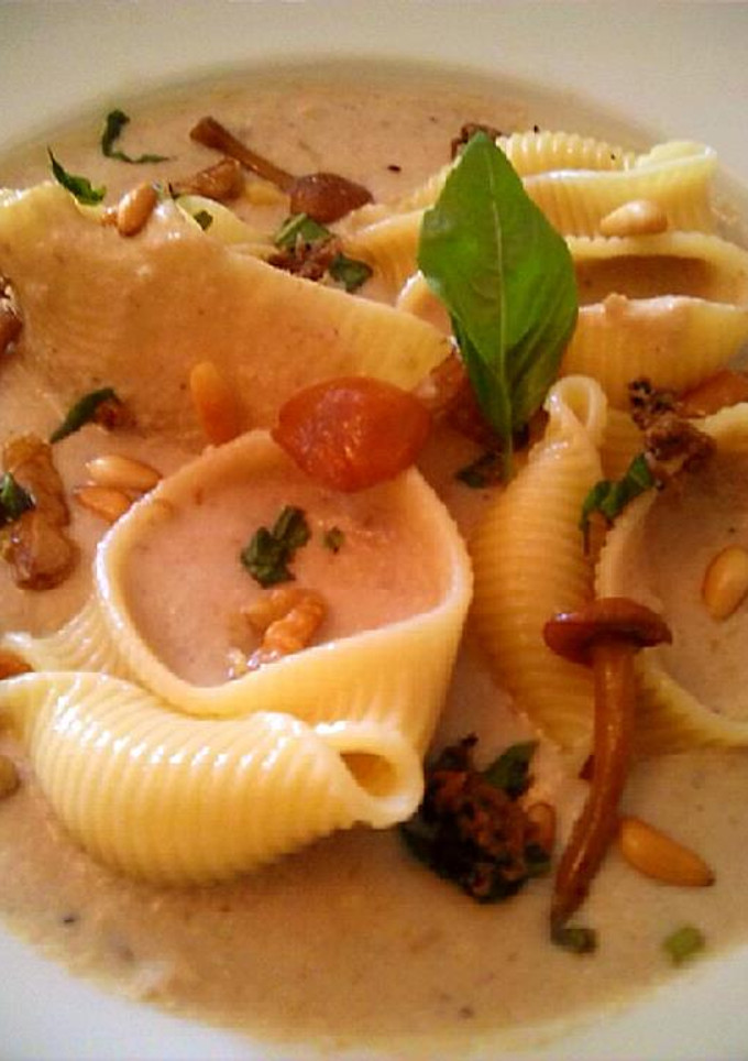 Una foto de Galets o lumaconi con salsa de setas variadas y frutos secos