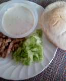 Gyros con salsa de yogur