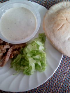 Una foto de Gyros con salsa de yogur