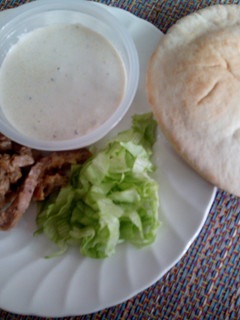 Una foto de Gyros con salsa de yogur