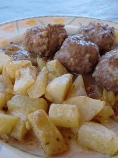 Una foto de Albóndigas con salsa de almendras fritas