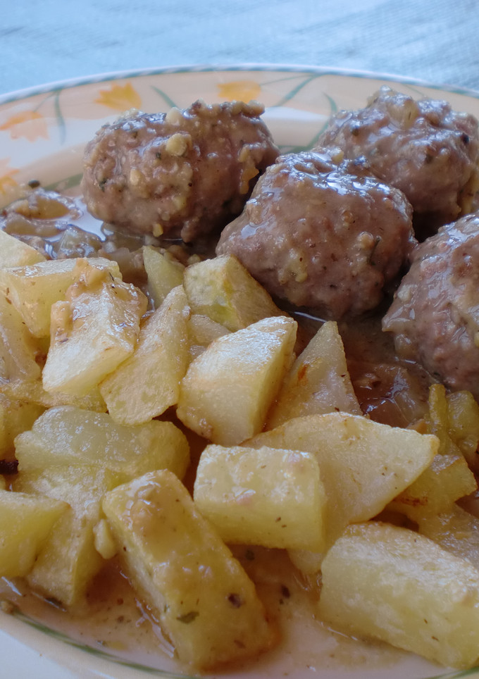 Una foto de Albóndigas con salsa de almendras fritas