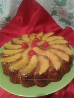 Una foto de Bizcocho con nectarina y nueces