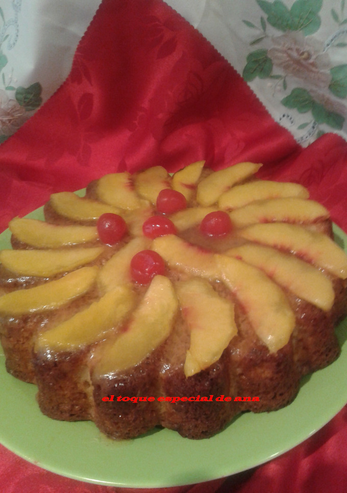 Una foto de Bizcocho con nectarina y nueces