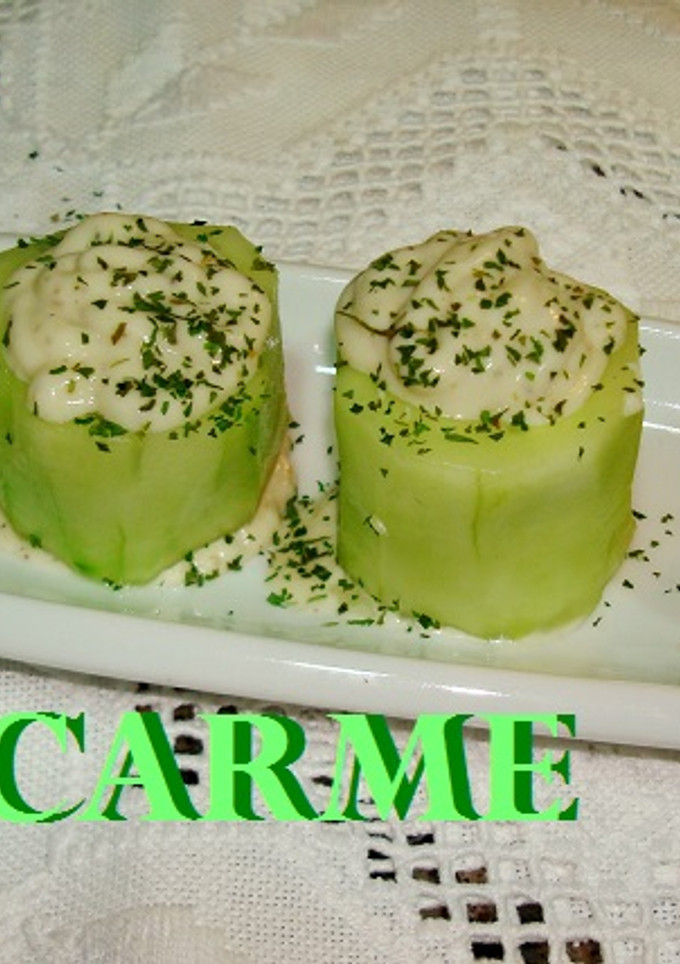 Una foto de Tubos de pepino rellenos de paté de champiñones