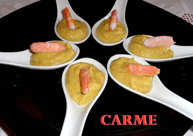 Cucharitas de guacamole y langostino