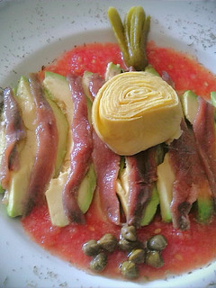 Una foto de Aguacate con anchoas y tomate natural