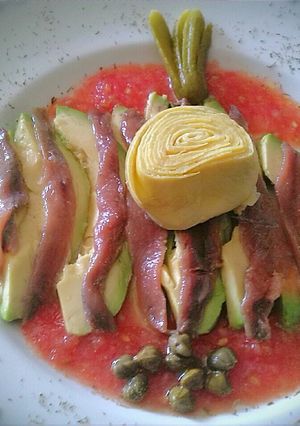 Una foto de Aguacate con anchoas y tomate natural